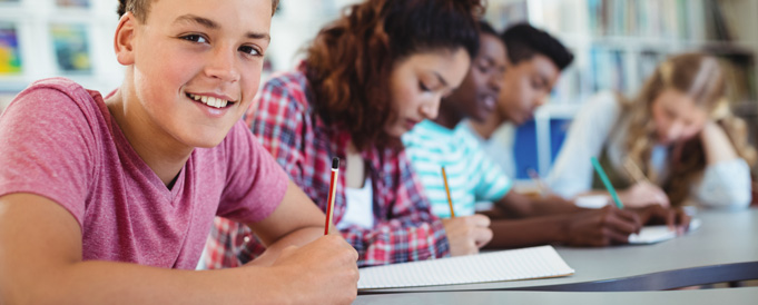 Eine Gruppe Schüler bei der Nachhilfe